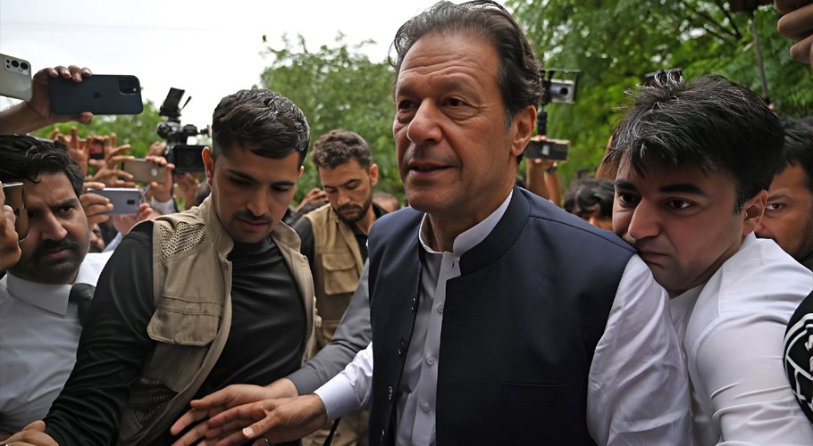 کیا عمران خان کا فوجی عدالت میں ٹرائل ممکن ہے؟ گھبراہٹ یا کچھ اور 190 ملین پاؤنڈ ریفرنس کا فیصلہ ایک مرتبہ پھر مؤخر